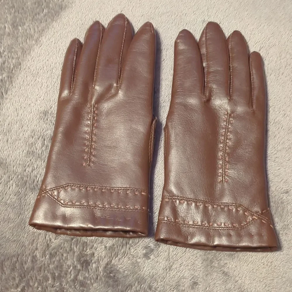 Like new ladies faux leather lined driving gloves. Vegan
